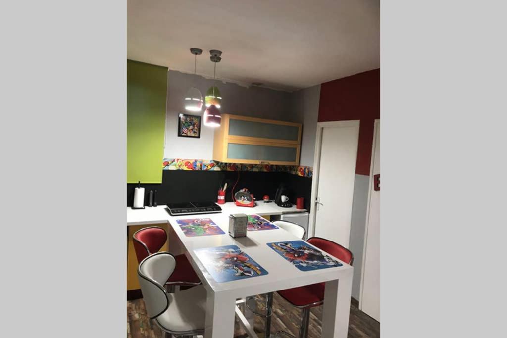 Appartement Style Pop Art Avec Garage Centre Historique Beziers Bagian luar foto
